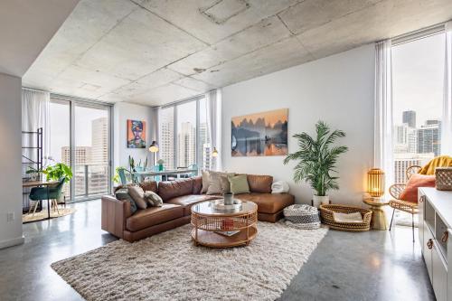 2BR Centro Condo - Gym Pool & City Views