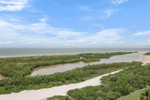 Beachfront condo with pool, gym, grill and pickleball, Marco Island