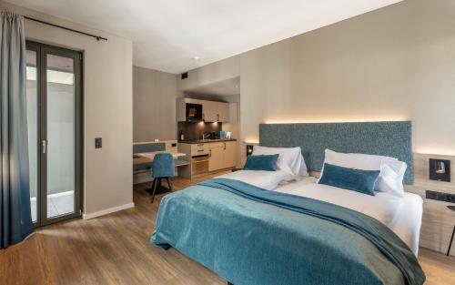 4 twin beds