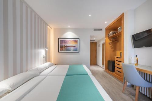 Double or Twin Room (2 Adults + 1 Child) image 4