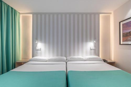 Double or Twin Room (2 Adults + 1 Child) image 3