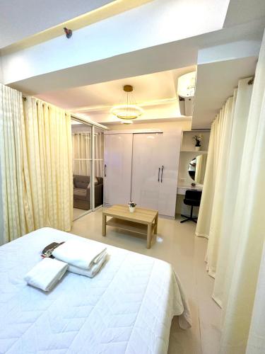HomeSuiteHome, Shore 3 Residences Moa Complex, Pasay City 2