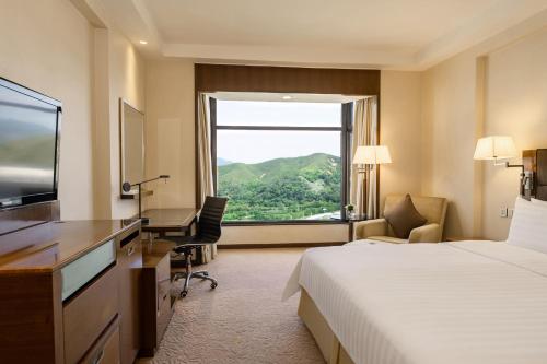 Deluxe King Room image 2