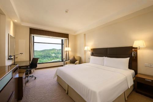 Deluxe King Room room in Shangri-La Shenzhen