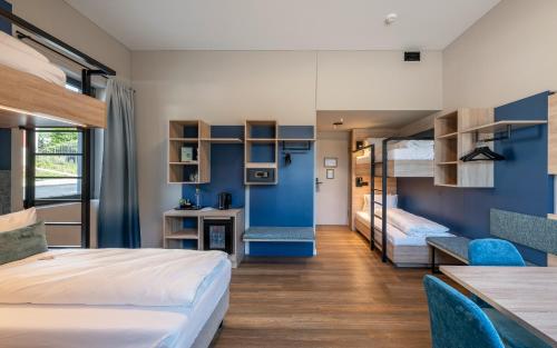 2 twin beds, 3 bunk beds