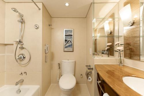 Deluxe King Room image 5
