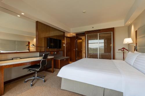 Executive King Suite Room with Club Benefits image 3
