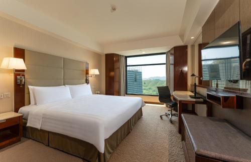 Executive King Suite Room with Club Benefits image 5