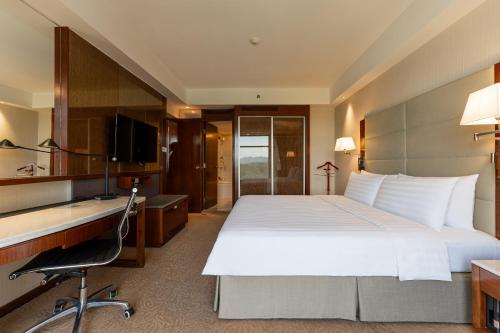 Executive King Suite Room with Club Benefits image 4
