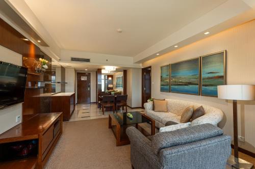 Executive King Suite Room with Club Benefits image 2