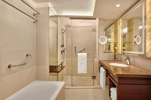 Executive King Suite Room with Club Benefits image 7