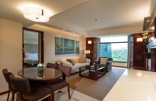 Executive King Suite Room with Club Benefits room in Shangri-La Shenzhen