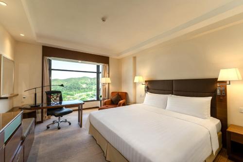 Superior King Room image 4