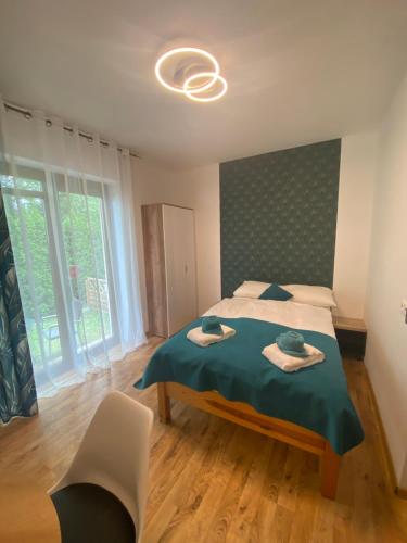 1 double bed, 1 twin bed
