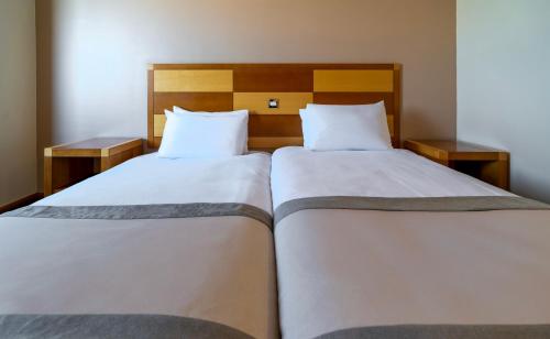 Twin Room with Partial Sea View image 9