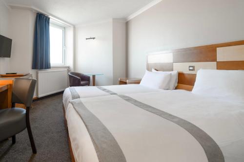 Twin Room with Partial Sea View image 8