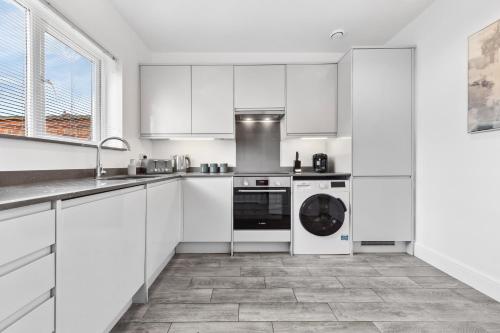 4-BR | Extended Stays Driveway + Parking Available - image 10