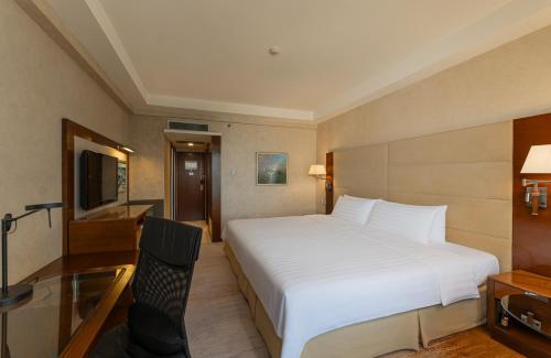 Horizon Club King Room with Club Benefits image 3