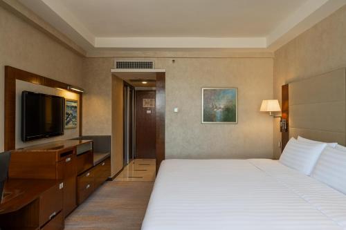 Horizon Club King Room with Club Benefits image 5