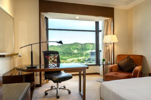 Superior King Room room in Shangri-La Shenzhen