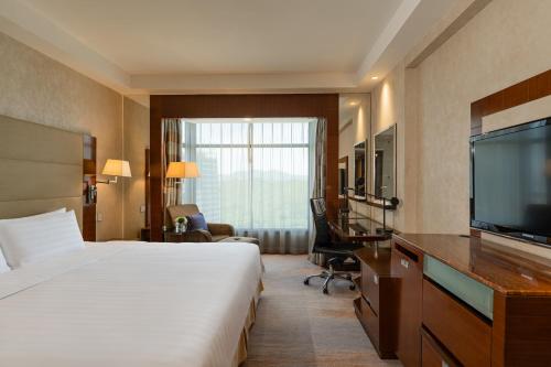 Horizon Club King Room with Club Benefits image 2
