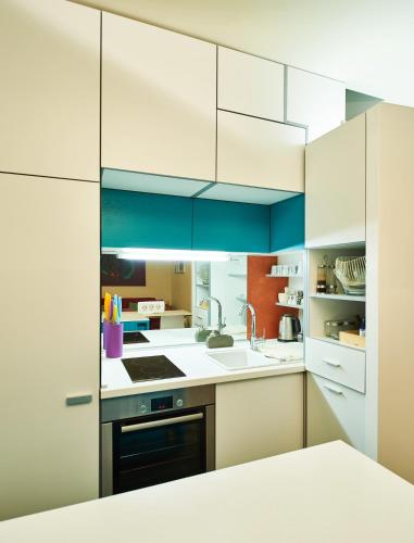 Deluxe One-Bedroom Apartment with Sea View image 8