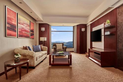Executive King Suite Room with Club Benefits image 6