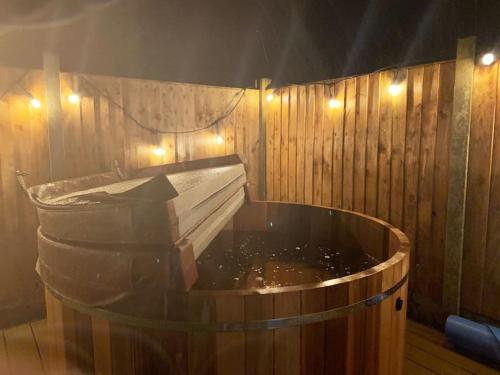 Pezsgőfürdő, Snowdonia Cottage with shared hot tub 10mins from ZipWorld in Dolwyddelan