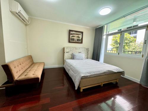 Queen Room with Balcony image 4