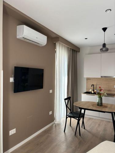 Living by Erle, Tirana