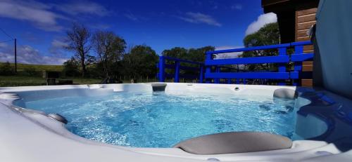 Pezsgőfürdő, Glen Roe - 3 Bed Lodge on Friendly Farm Stay in East Kilbride