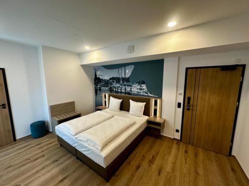 1 queen bed, 1 twin bed