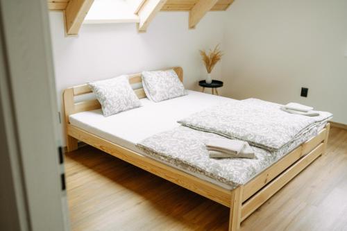 Chalupa na Políčku (Chalupa na Policku) in โรคิตนิซ วี ออร์ลิซคิช ฮอราค