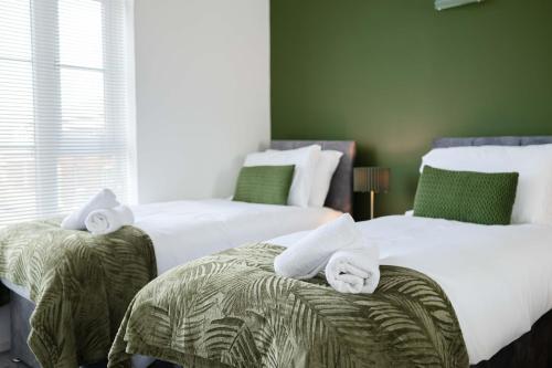 3 Bed Townhouse I Secure Parking I Sleeps 9