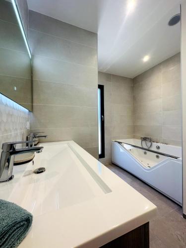 Villa avec piscine - L'Oliviera in Charmes Sur Rhone