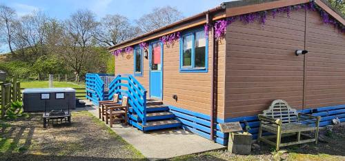 Glen Bay - 2 Bed Lodge on Friendly Farm Stay with Private Hot Tub