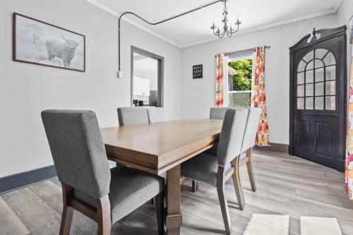 Niagara Falls (NY) Spacious 4BR 1BA close to the Falls 3-Star Single Room restaurant