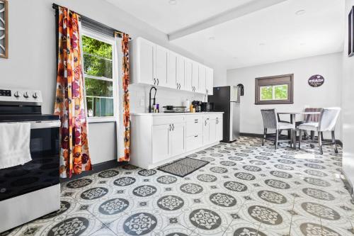 Niagara Falls (NY) Spacious 4BR 1BA close to the Falls 3-Star Single Room exterior