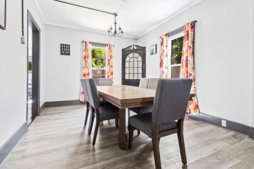 Niagara Falls (NY) Spacious 4BR 1BA close to the Falls 3-Star Single Room pool