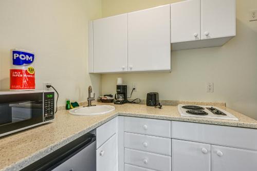 Naples Resort Retreat w/ Pool Access! in 大沼澤地市 (FL)