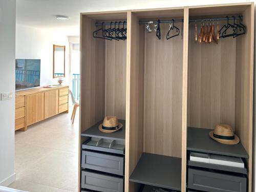 Beachfront studio in Benidorm, Бенидорм (фото 8)