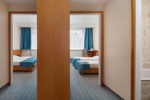1 queen bed, 2 twin beds