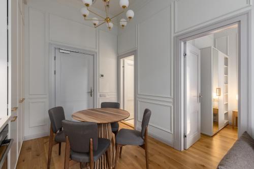 Roze Center Apartments - image 5