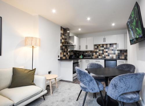 Three-Bedroom Apartment room in Boughton House by Guestz
