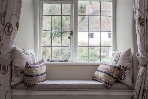 Shared lounge/TV area, Three Little Pigs Luxury Cottage in Milton Abbas