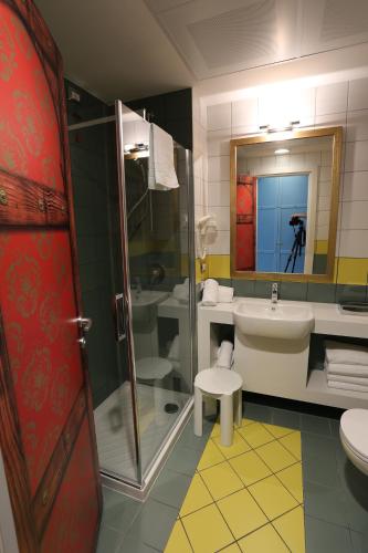 room detail thumbnail 2