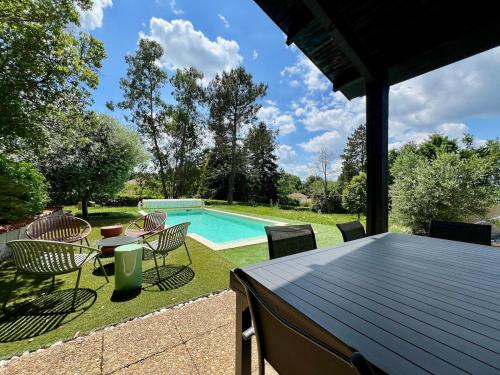 Magnifique Villa en Dordogne Piscine chauffée (Magnifique Villa en Dordogne Piscine chauffee) in Saint-Aulaye