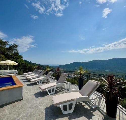 Peldbaseins, Kangaroo Apartmani in Budva