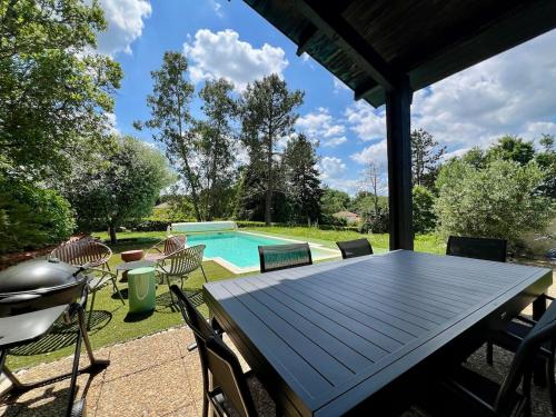Magnifique Villa en Dordogne Piscine chauffée (Magnifique Villa en Dordogne Piscine chauffee) in Saint-Aulaye