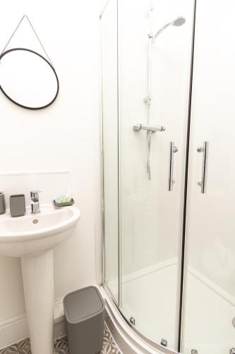 Cosy Large Ensuite Room in the Heart of Oldham 2